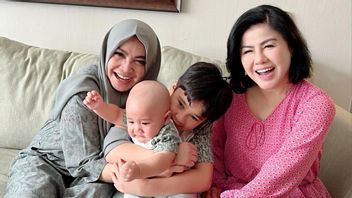 Create Happiness Without Hotma Sitompul, Desiree Tarigan Always Laughing With Raffi Ahmad's In-Laws