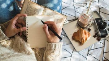 Writing New Year's Resolutions Is a More Real Form of Self Love