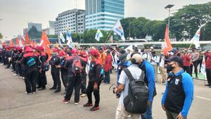 Ratusan Buruh Demo di Gedung DPR, Desak Aturan JHT dan Bawa Tuntutan Lainnya