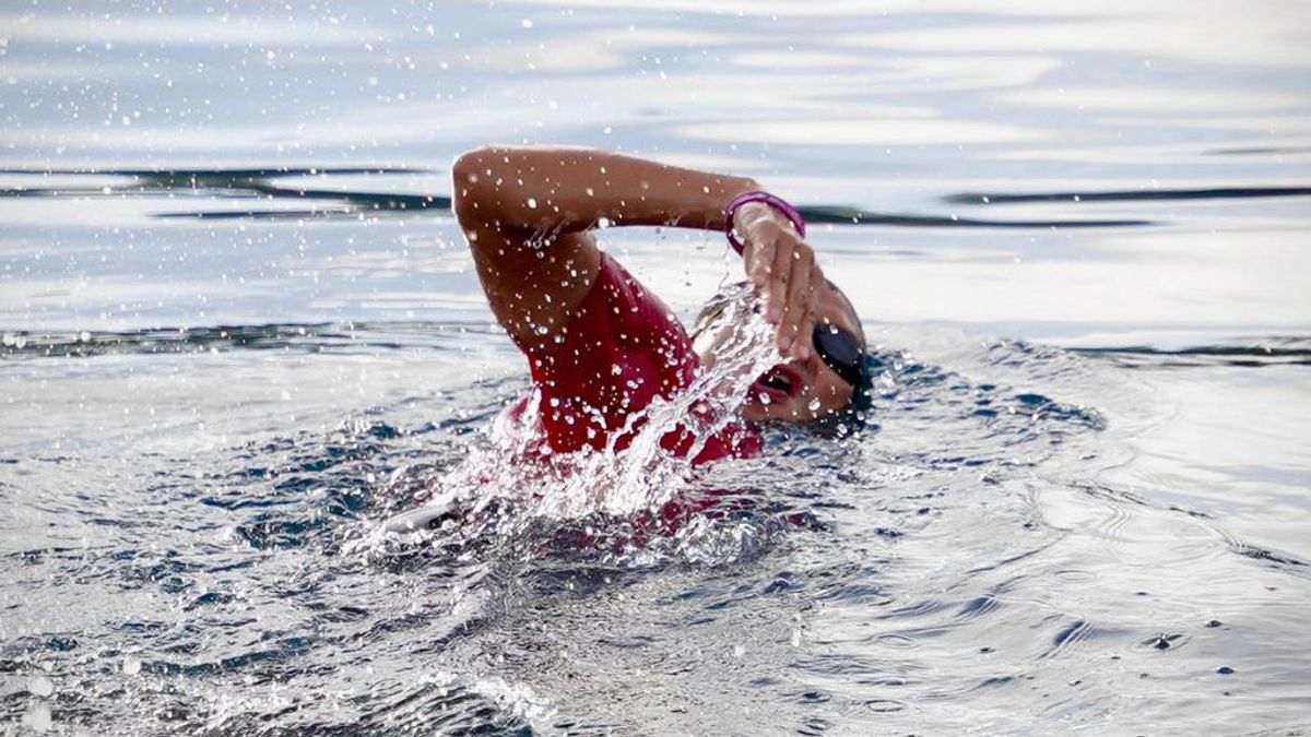 Berenang di Laut Morotai, Sandiaga Uno Ingatkan Soal Sampah