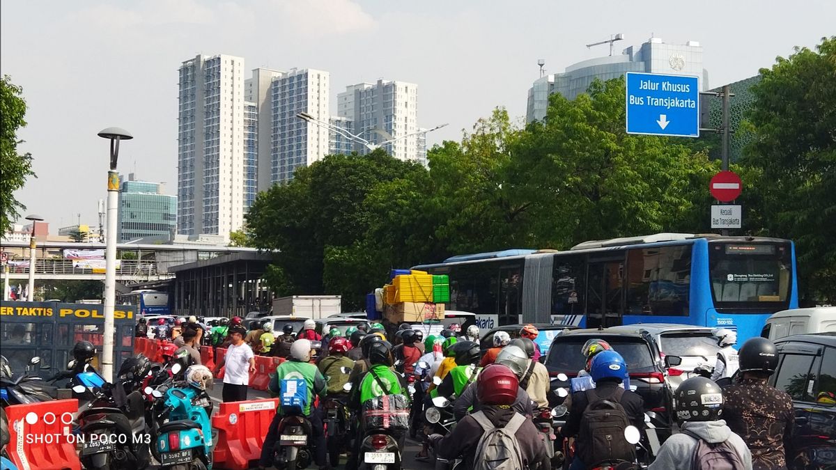 Traffic Flow From Monday To Matraman Total Traffic Jams Due To Registration Of The Cagub Cawagub Candidate Candidate Of DKI Jakarta