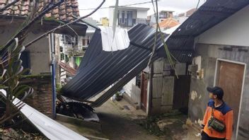 مدينة باتو مع الرياح القوية: شجرة التومبانغ ، المنازل المتضررة ، ولكن لا يوجد ضحايا للأرواح