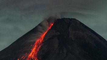 メラピ山が13の白熱溶岩の滝を1.8 Kmまで打ち上げる