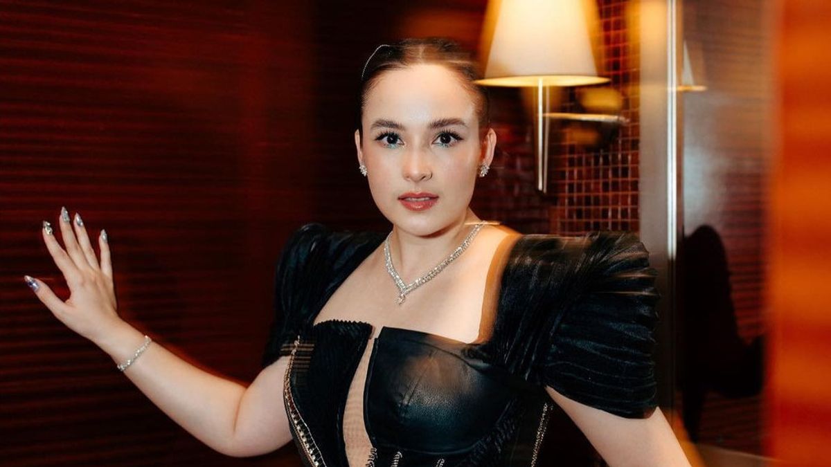 7 Beautiful Portraits Of Chelsea Islan Who Appears Bold Wearing Black Clothing