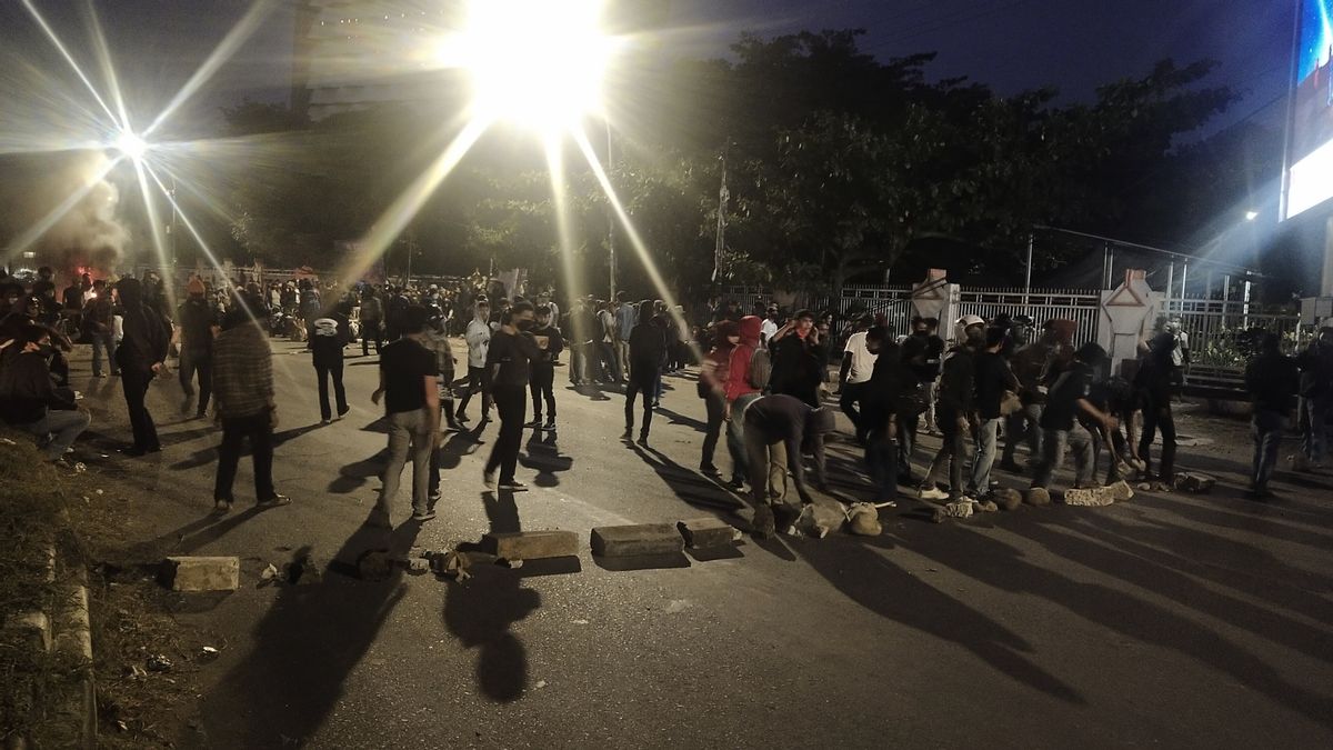 Demo Lanjut Malam Ini, Massa Blokir Jalan Dekat Kampus UNM Makassar