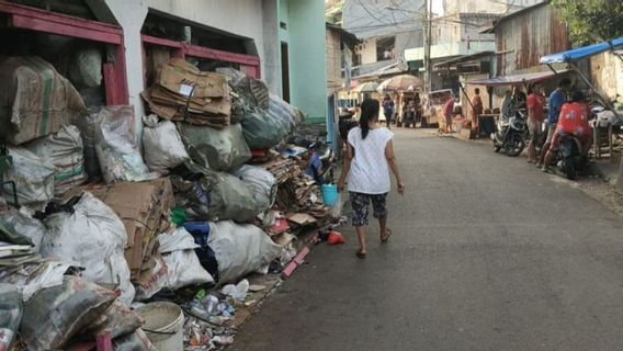 Warga Pulogadung Keluhkan Permukiman Mereka Penuh Lapak Barang Bekas