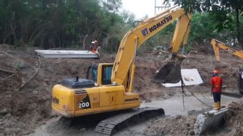 Pemkab Bekasi Pasang  Tanggul di Bantaran Kali Cikadu Tekan Potensi Banjir-Longsor