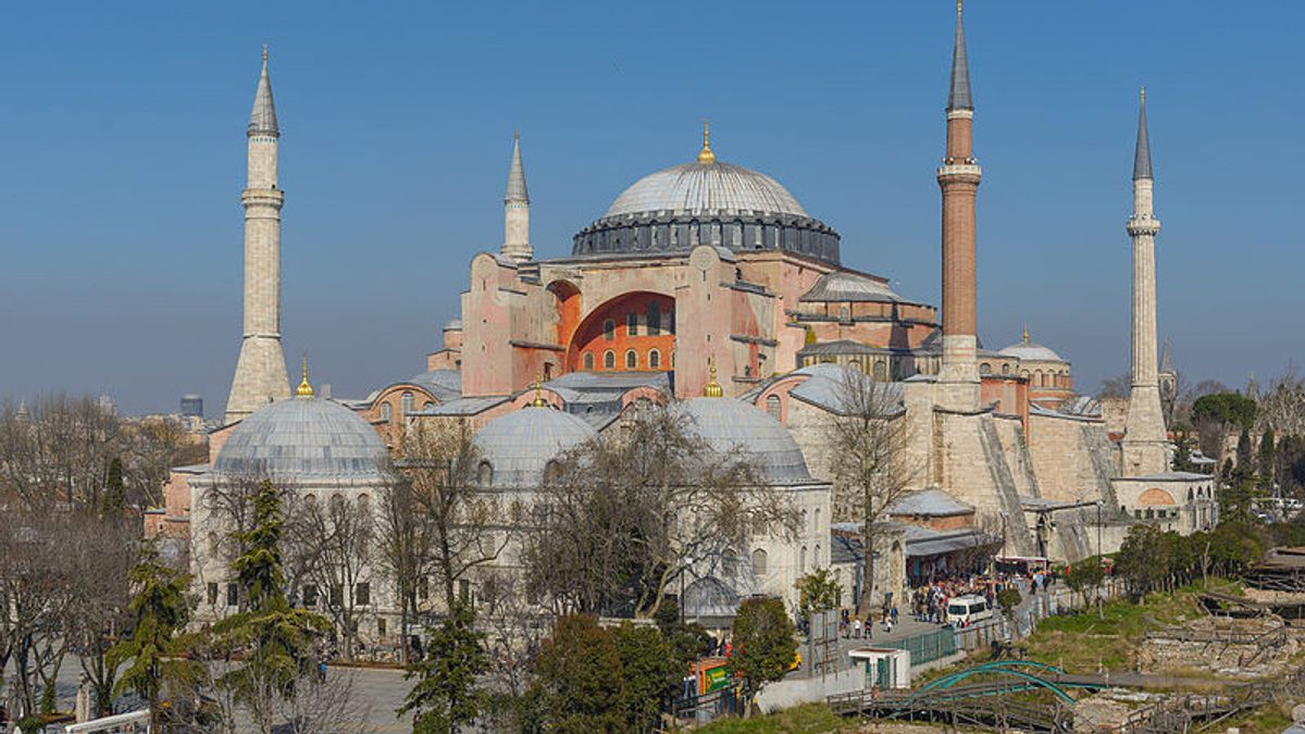 Salat Jumat Pertama di 'Masjid' Hagia Sophia