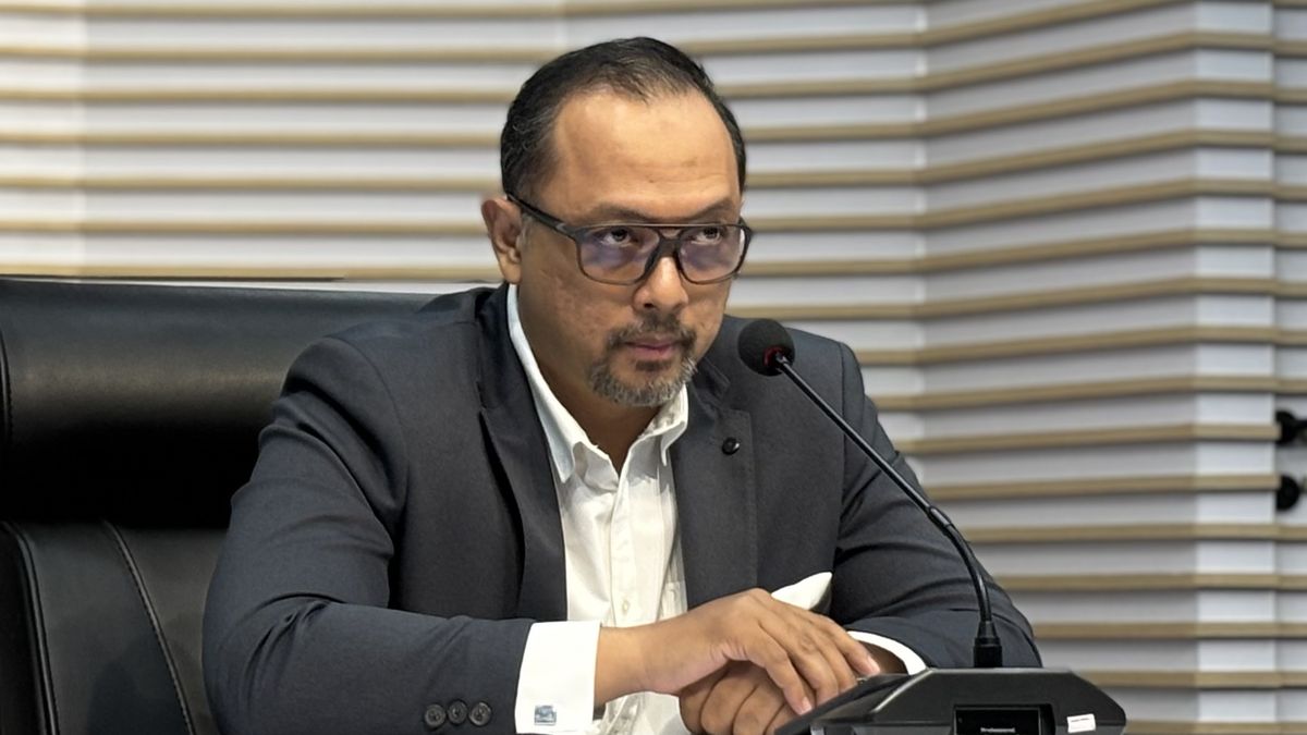 ونقلت الفيلق دراجة رويال إنفيلد النارية التي صودرت من منزل رضوان كامل إلى بر الأمان.
