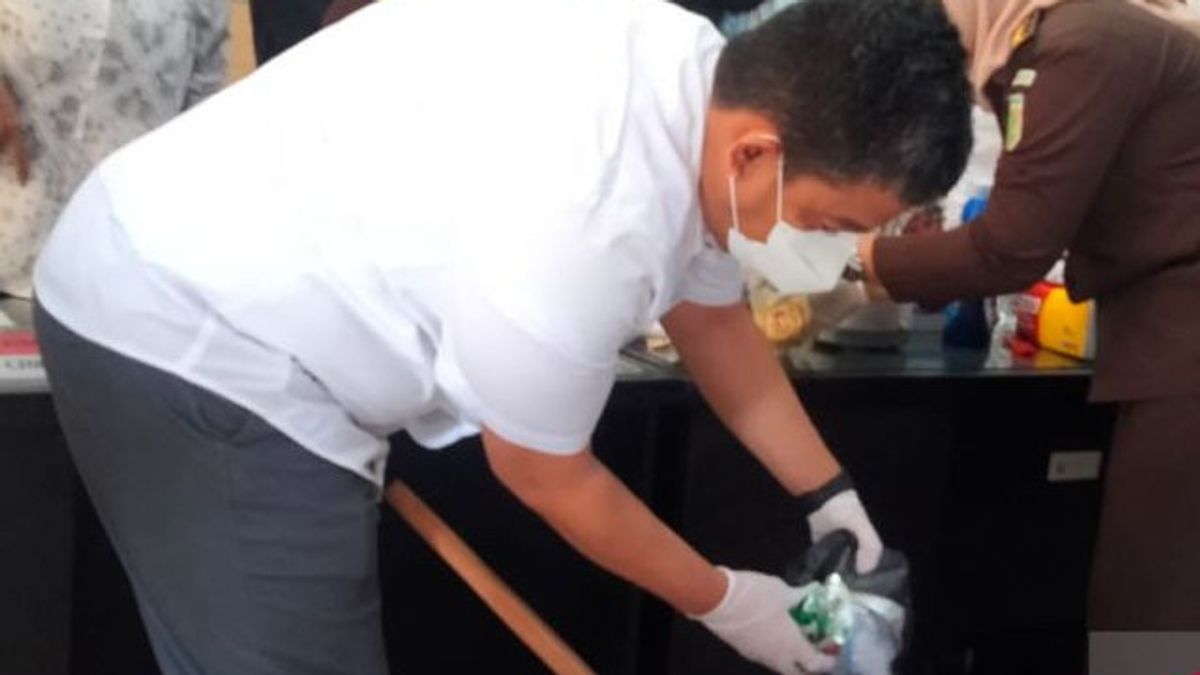 Jambi Police Destroy 2.3 Kg Of Methamphetamine Worth IDR 1.7 Billion, Dablender With Floor Sanitizer