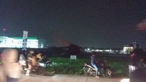 Ambulans Berdatangan di Lokasi Ledakan Gudang Munisi di Bantar Gebang, Bekasi