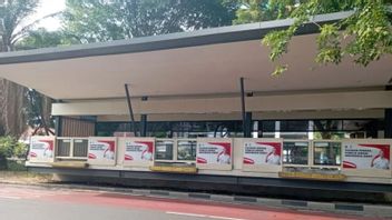 PKS政治家在Transjakarta巴士站的Heru Budi贴纸,被称为2024年雅加达地区选举早期运动