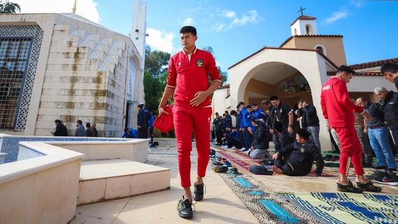 Timnas Indonesia Salat Jumat di Teras Gereja