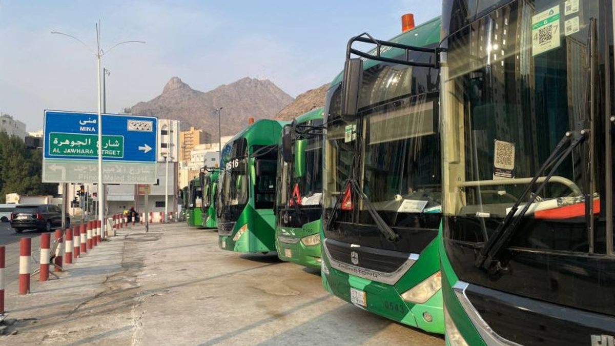 24-Hour Shalawat Bus Serves Indonesian Hajj Candidates in Mecca
