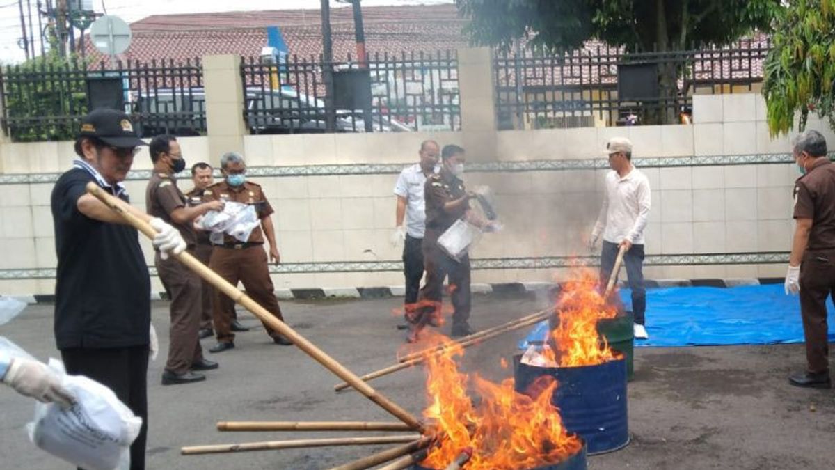 Dismantle Evidence 129 Cases, Prosecutor's Office Purwokerto Bakar 2.2 Kg Ganja