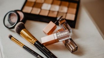 5 Tips Sederhana agar Makeup Tak Mudah Luntur Saat Musim Penghujan