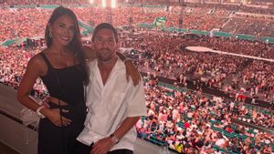 Lionel Messi dan Istri Tertangkap Kamera Nonton Coldplay di Miami