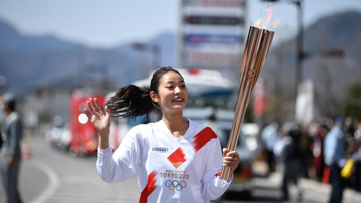 امرأة في منتصف العمر ضبطت من قبل الشرطة اليابانية لاطلاق النار طوكيو الشعلة الأولمبية 