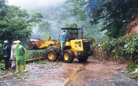 Petugas Bersihkan Material Longsor di Jalan Lintas Sumatera Tanah Datar