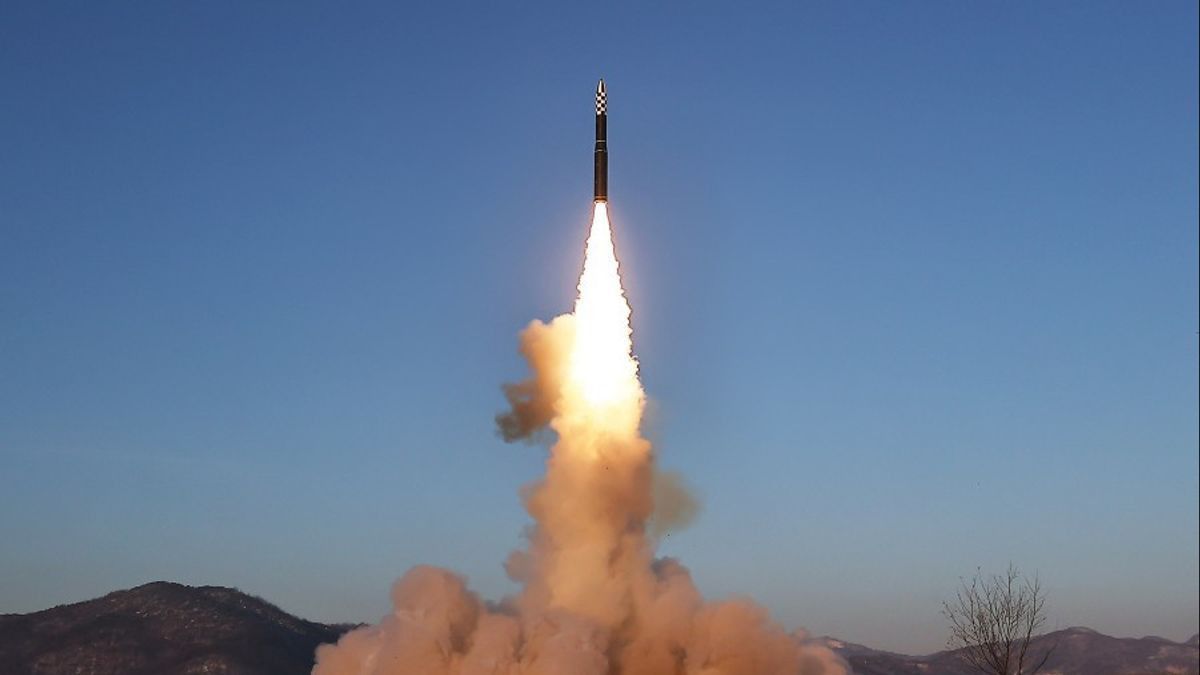 La Corée du Nord teste deux missiles balistiques, Kim Jong Un en supervise la mise à feu en direct