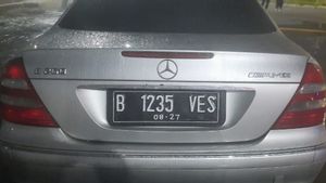 Mercedes Benz Silver Burns In Ancol