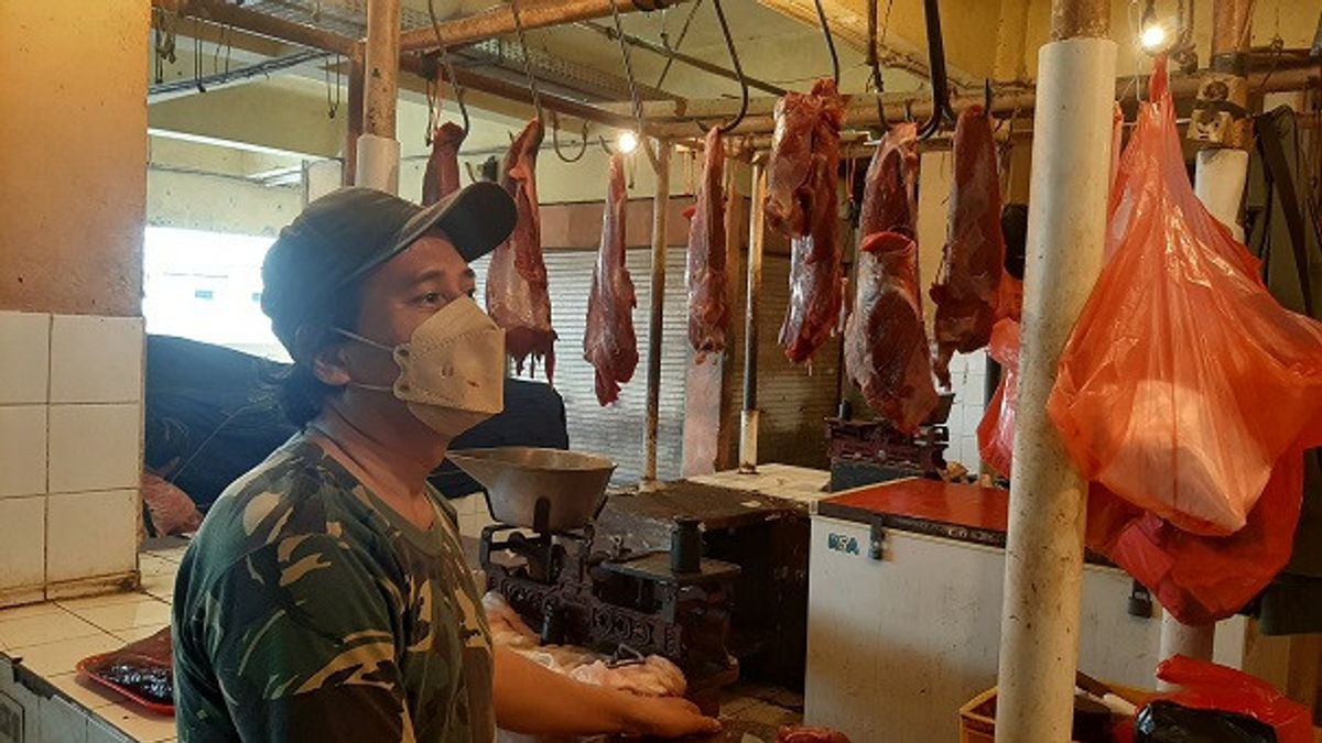 在Lebaran之前，Kebarayoan Baru市场的新鲜牛肉价格达到每公斤Rp150，000
