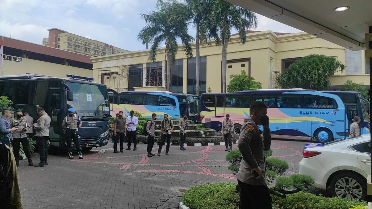  Momen Pati-Pamen Polri Naik Bus dari PTIK Sebelum Menghadap Jokowi di Istana