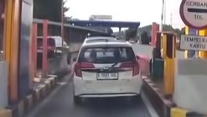 警察は、デポック有料道路の車両に侵入した白い車の運転手を探しています