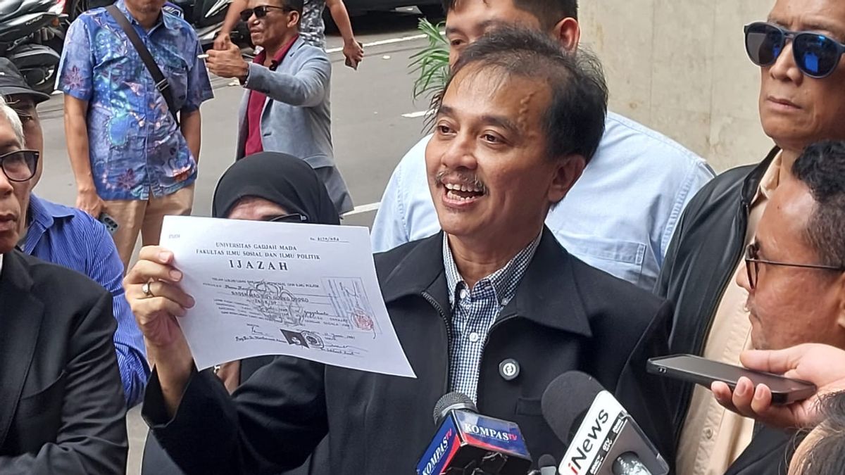 Tantang Uji Forensik Usai Dituduh Palsu, Roy Suryo Pamerkan Ijazah S1–S3