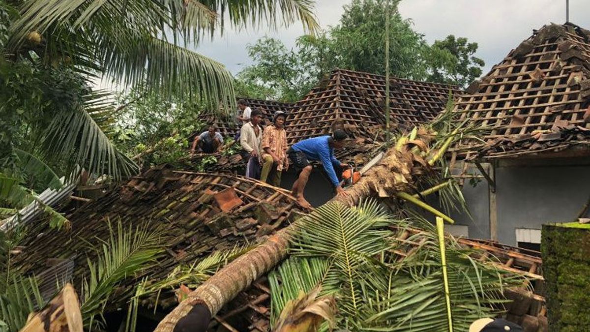 Tens of Houses in Imogiri, Bantul Damaged by a Tornado
