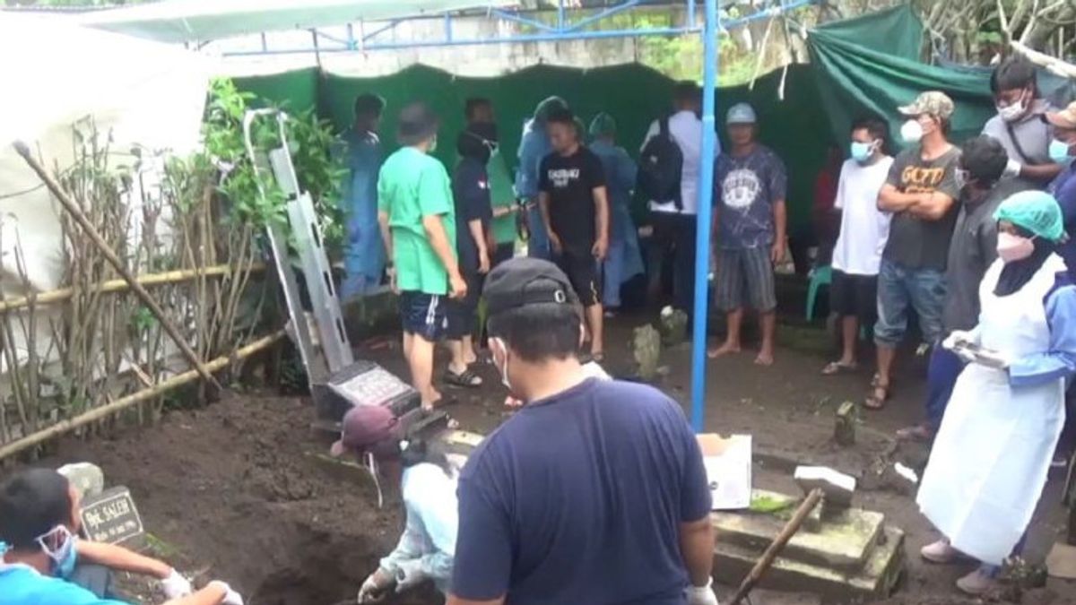警方拆除Jombang居民的坟墓,他们因肇事者Kesal因债务负债而被毒死