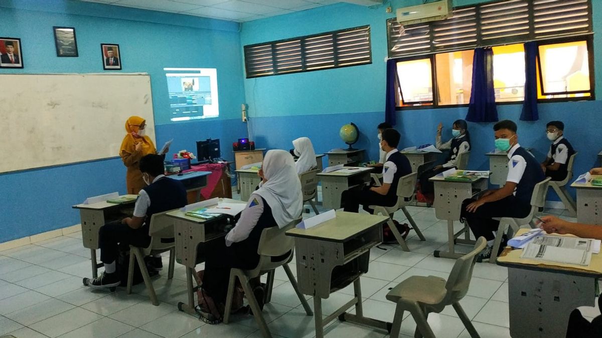 COVID-19 Cases Decline, Tangerang City Education Office Again Implements PTMT For Elementary Level