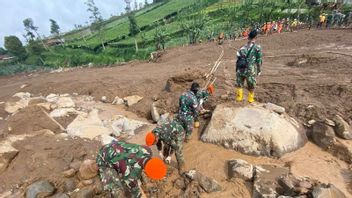 Fourth Day After the Cisarua Landslide Disaster, the Korpasgat TNI AU Was Deployed to Help Evacuate