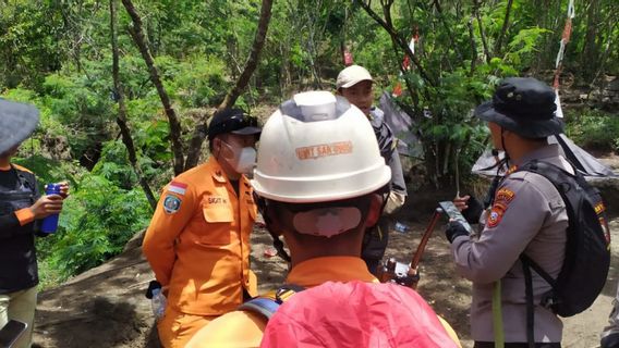 Le Personnel De Brimob Déployé Pour Retrouver Un Alpiniste Porté Disparu Depuis 4 Jours Sur Le Mont Guntur Garut