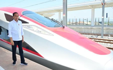 Bertemu Menlu China, Jokowi Minta Percepatan Penyelesaian Studi Kelayakan Kereta Cepat Surabaya