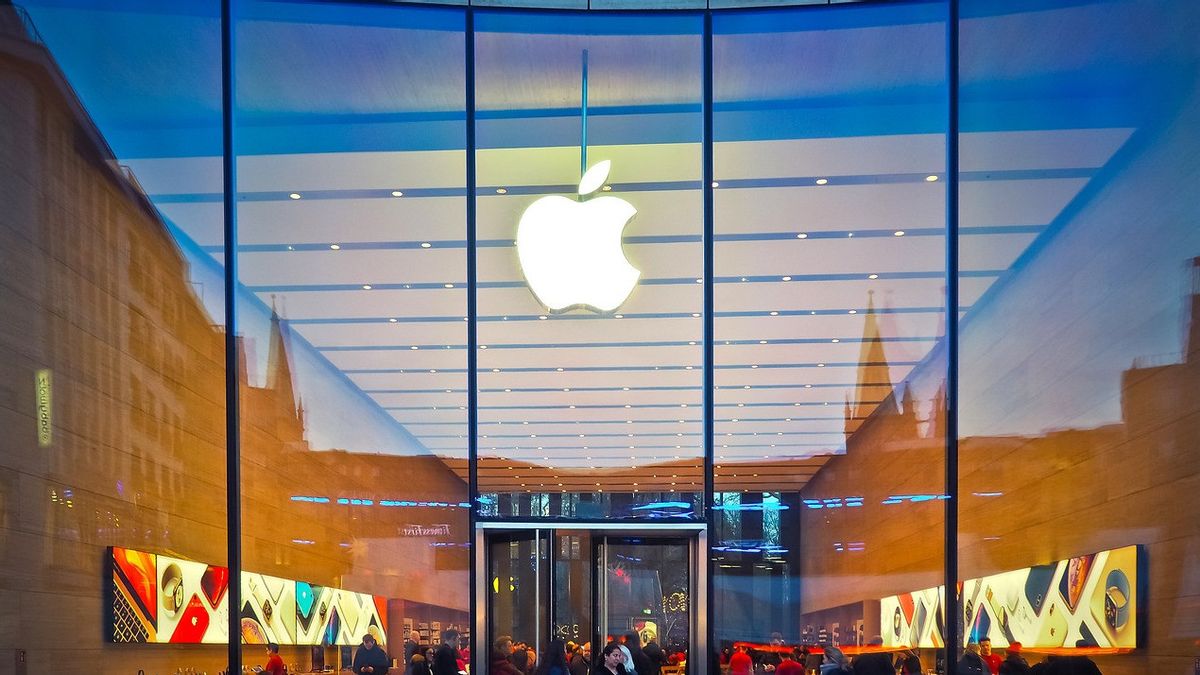 Apple Store Alami Crash Site During IPhone 15 Launch