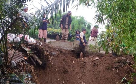 TPU Cikutra Bandung Longsor Akibat Hujan Deras, 4 Jenazah Hampir Terbawa Arus Sungai