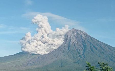 Jelang Lebaran Gunung Semeru Kembali Luncurkan Awas Panas, Masyarakat Diminta Waspada