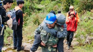 فريق البحث والإنقاذ لإجلاء المتسلقات تحت الحرارة من جبل باواكاراينغ