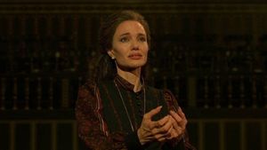 La fille d'Angelina Jolie a obtenu son diplôme, n'a pas utilisé le nom de Brad Pitt lors de la remise de diplômes