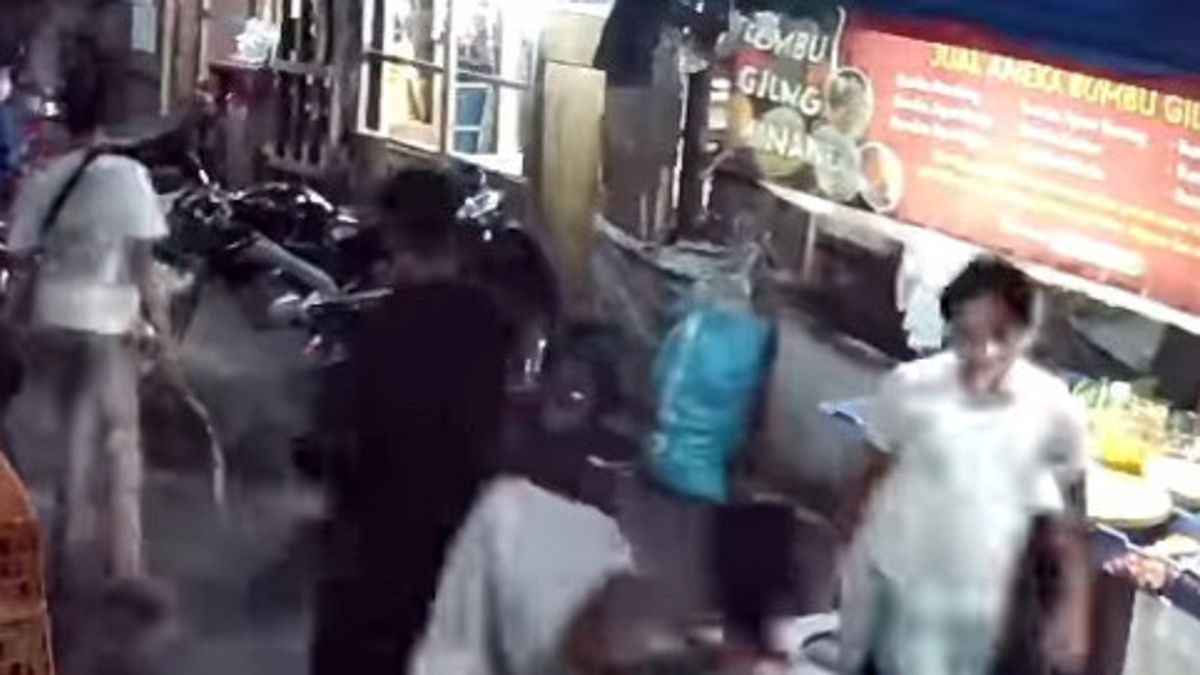بومبو جيلينغ تاجر في سوق لونتار كوجا هاجمه رجل بيرسيلوريت جيغارا متبادل