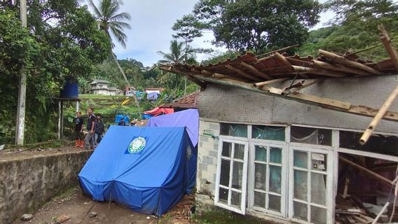 Niang Di Rumah, Malam Tidur Di Tenda, Trauma Korban Gempa Cianjur Belum Sirna