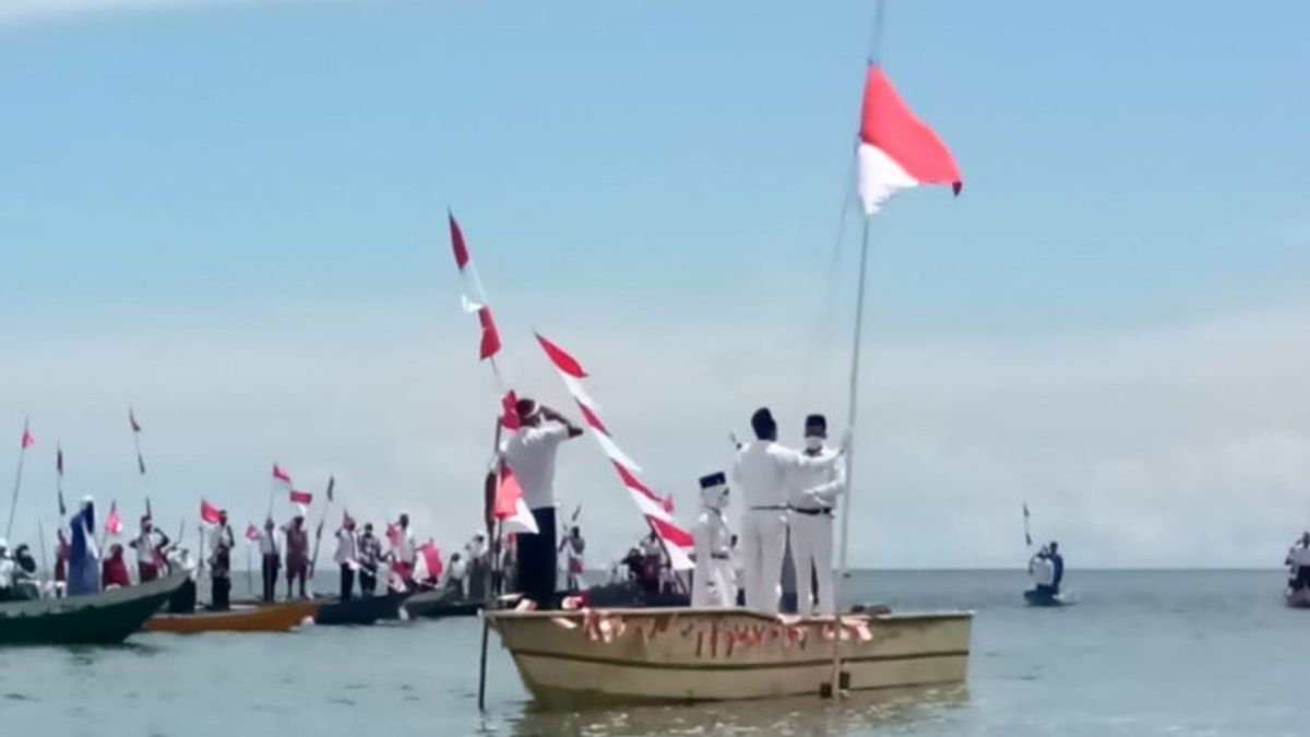 索荣居民在海中举行印尼独立76周年庆典