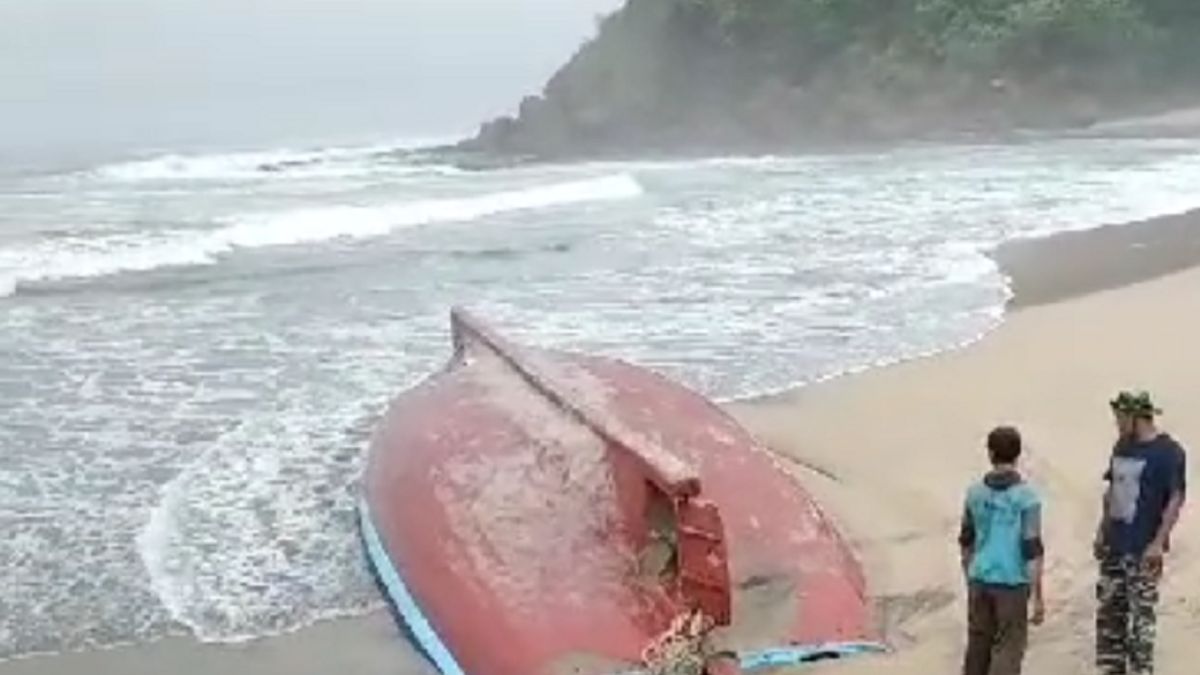 2 Kapal Nelayan Terbalik Diterjang Ombak, 8 Orang Dilaporkan Hilang di Perairan Blitar 
