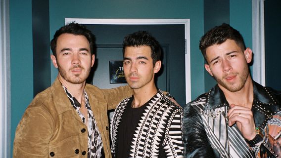 Jonas Brothers Et Karol G Pratiquent La Distanciation Sociale Grâce Au Clip X