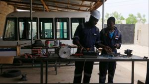 Pemuda Putus Sekolah Asal Nigeria Ciptakan Bus Bertenaga Baterai Surya, Pertama di Afrika