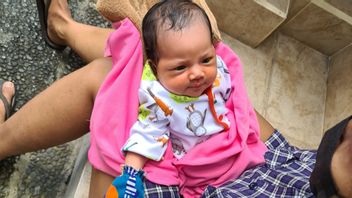 How Could It Be, Beautiful Baby A été Jeté Dans Une Boîte En Carton à Denpasar, Une Mère A été Sécurisée Par La Police