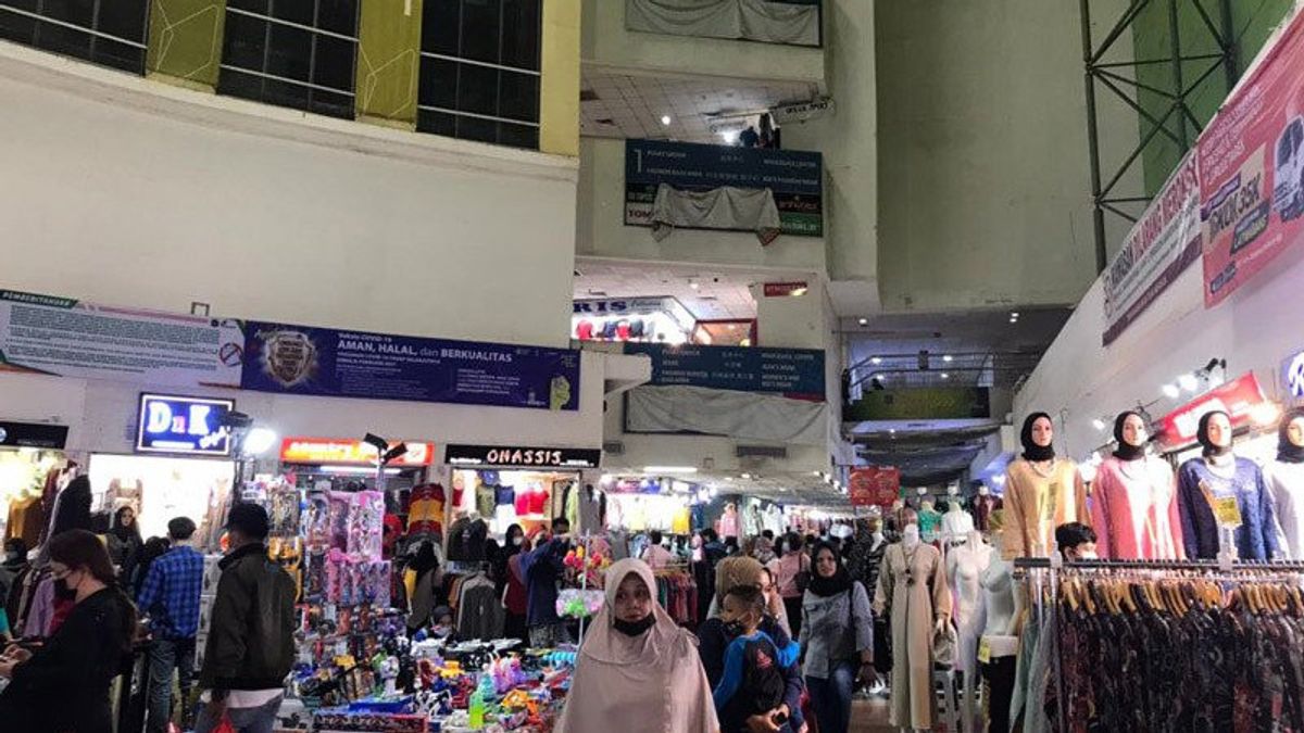 Ibu-ibu, Wagub DKI Ingatkan Rem Belanja di Pasar Jelang Lebaran