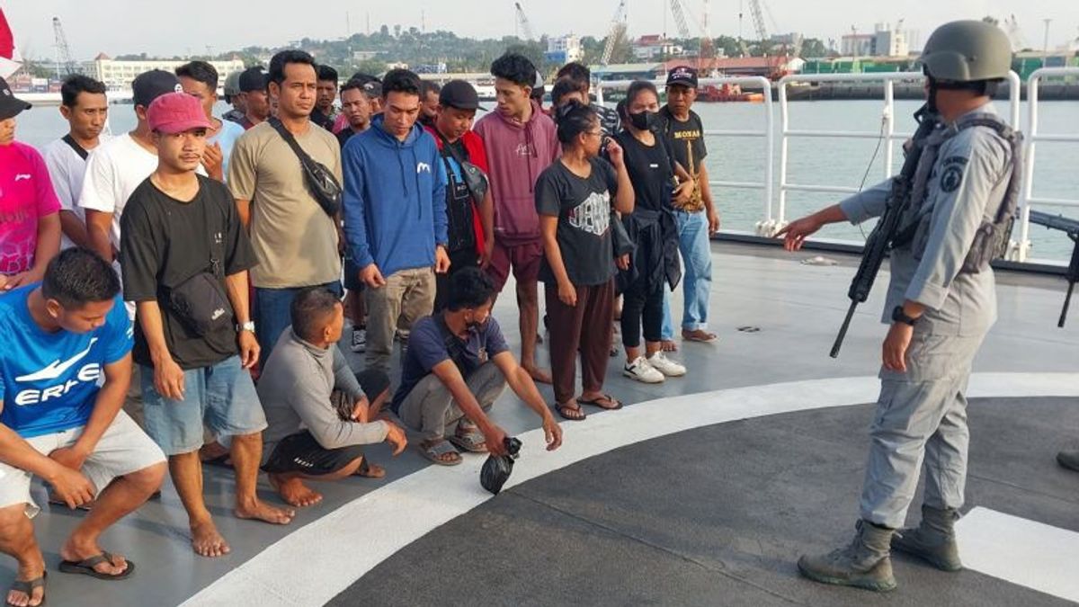 バタム海域での追跡、マレーシアに向かう30の違法なPMI輸送船バカムラを確保