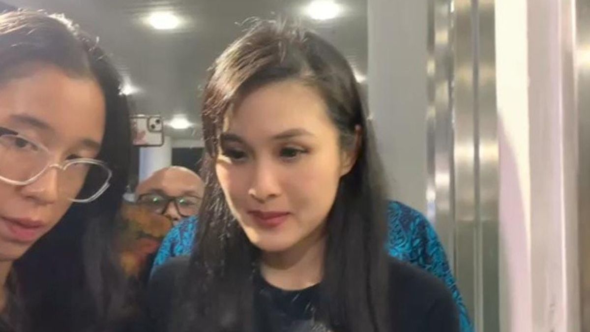 Sandra Dewi's Reaction After Being Examined For 10 Hours By The AGO For Her Husband's Corruption Case